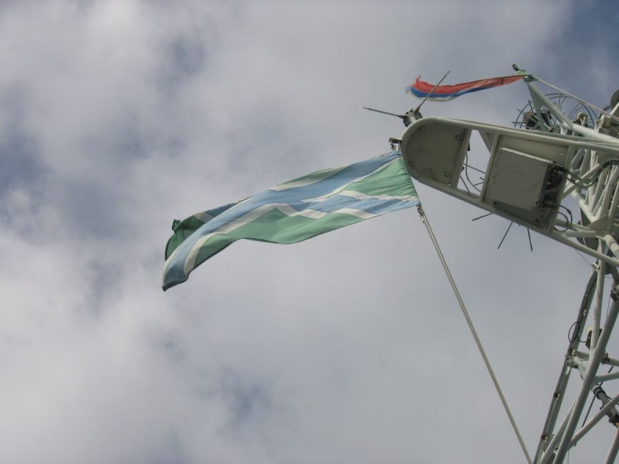 Флаг кораблей береговой охраны на ПСКР "Бриз" (ПСКР-910)
