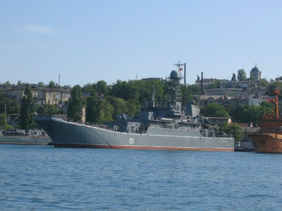БДК "Азов" (БДК-54) проекта 775/III в Южной бухте Севастополя